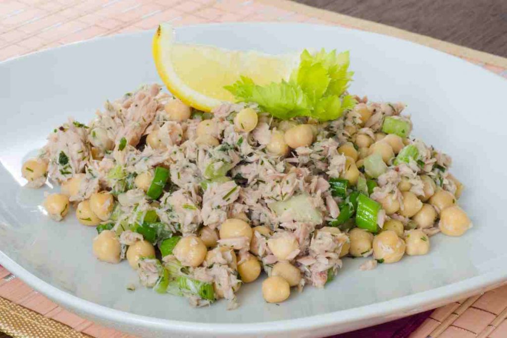 Insalata fredda di tonno e ceci ricetta