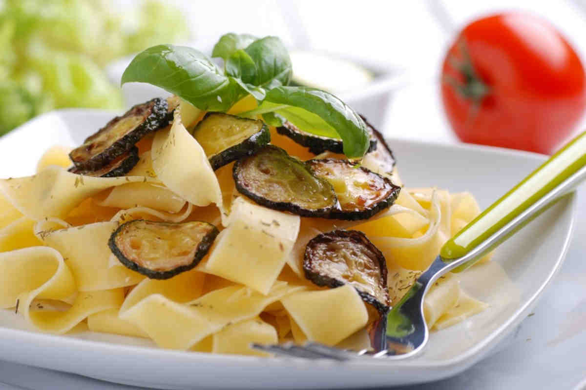 Pasta con zucchine fritte cremosa ricetta facile