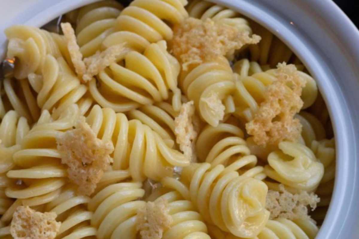 Mangeresti mai questo piatto di pasta? C’è gente a Milano che ha pagato oltre venti euro per farlo, idea geniale di uno chef