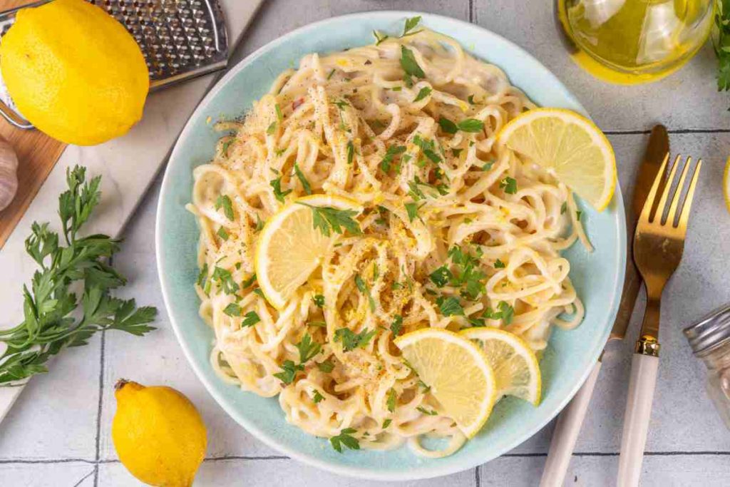 pasta con pesto di limoni in un piatto visto dall'alto