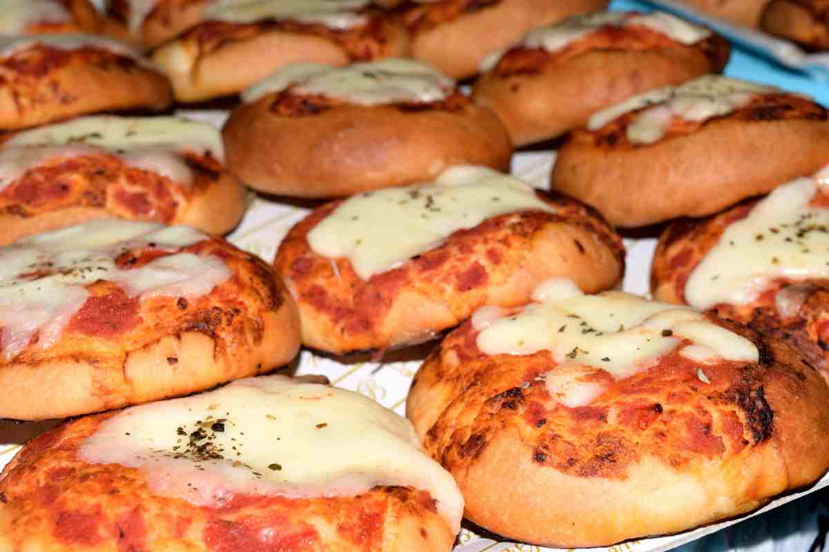 Pizzette facilissime e super soffici: pomodoro, mozzarella, un pizzico di origano e sentirai che bontà!