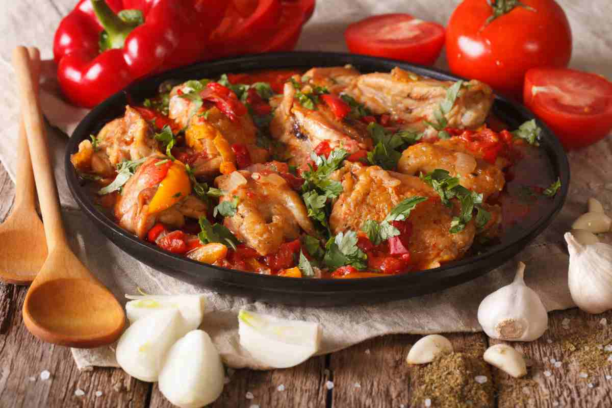 Pollo con peperoni alla romana, tu come lo fai? Questa è la ricetta tradizionale, carne succosa e gusto sublime