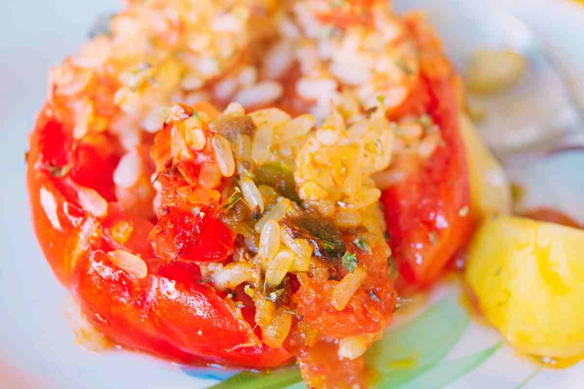 piatto con pomodori ripieni di riso alla romana con le patate visti da vicino