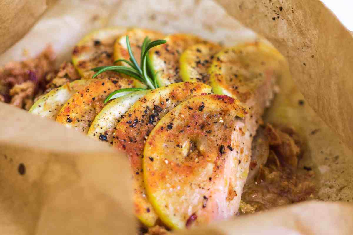 Con il salmone al cartoccio la cena è salva, è il secondo facilissimo dal gusto top che piace anche ai bambini