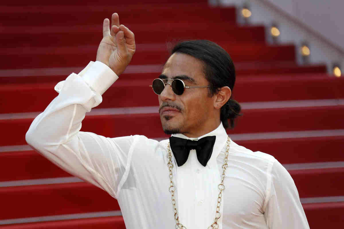 Salt Bae nei guai: ben quattro cause contro lo chef star. Le gravi accuse delle cameriere