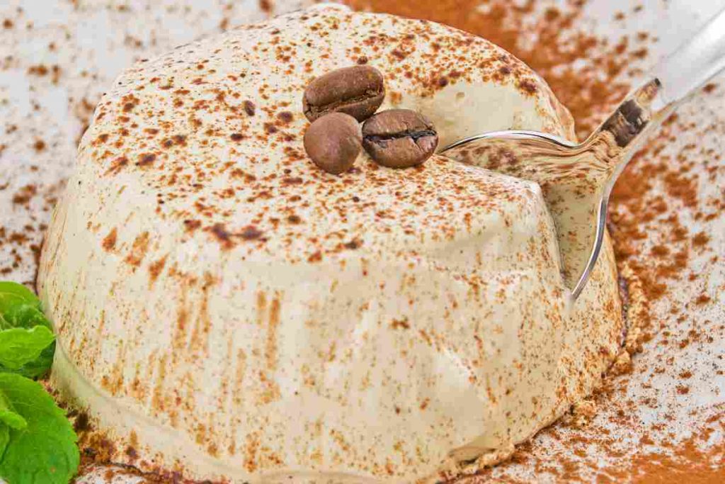 Monoporzione di semifreddo al caffè con in mezzo un cucchiaio