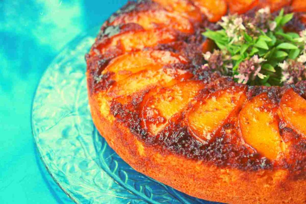 Torta di pesche rovesciata
