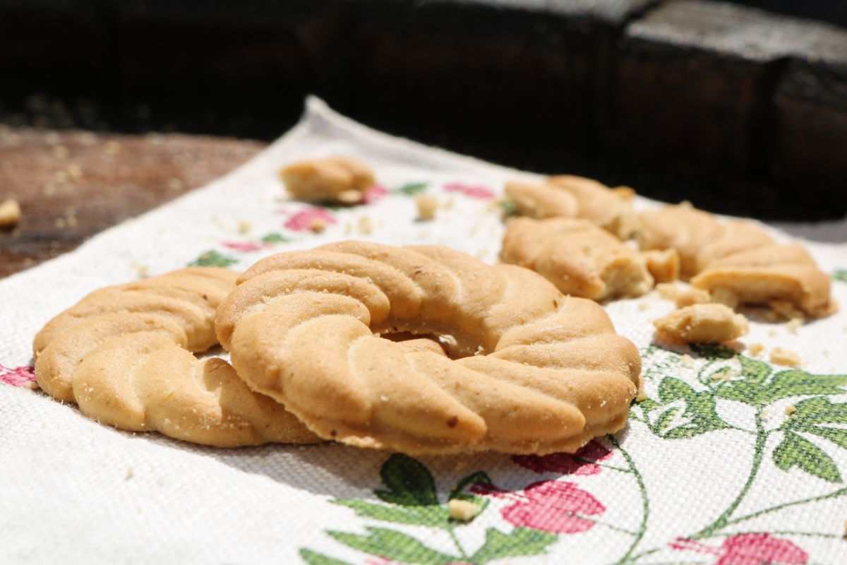 Friabili, si sciolgono in bocca e sono così invitanti che uno tira l’altro: questi biscottini sono leggerissimi