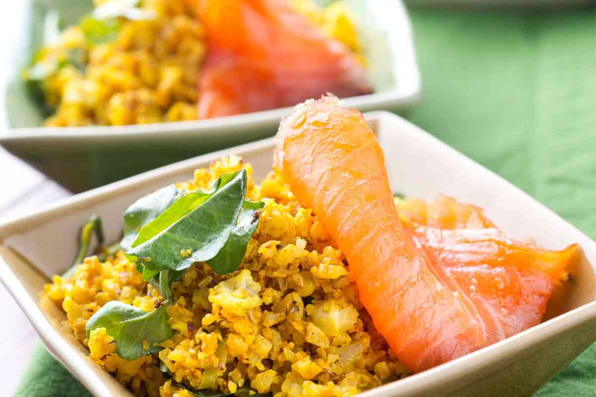 Oggi il pranzo è fresco e colorato: cous cous poké, facilissimo con salmone e rucola