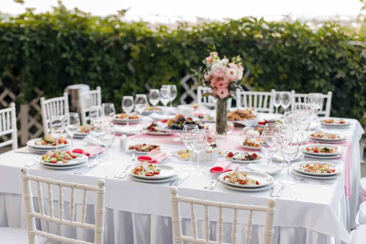 Cena estiva con gli amici, ecco come dovrai decorare la tua tavola per fare una bella figura