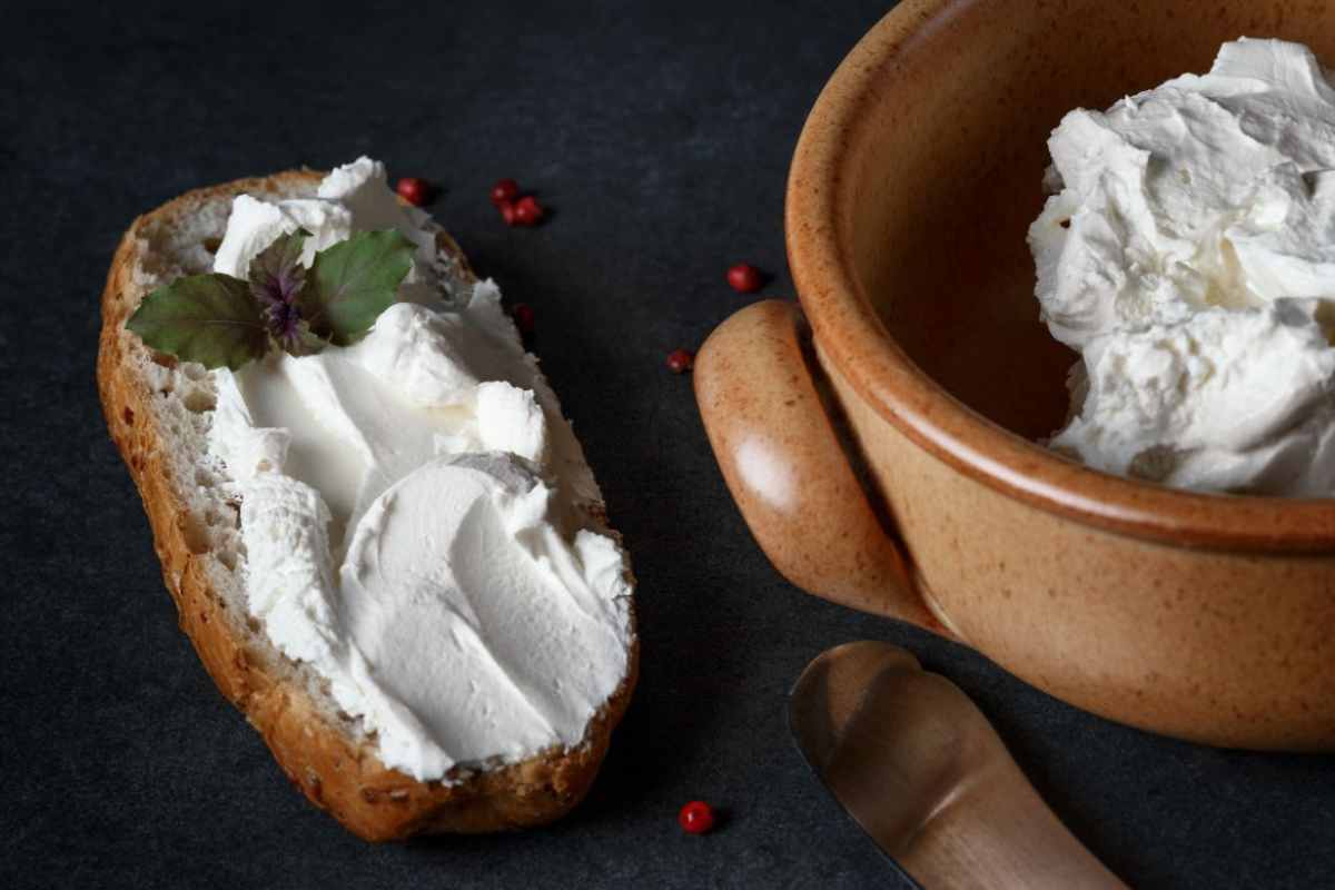 Utile per farcire crostini, per un pranzo veloce ed anche per i dolci: la Philadelphia puoi farla anche in casa ed è buonissima