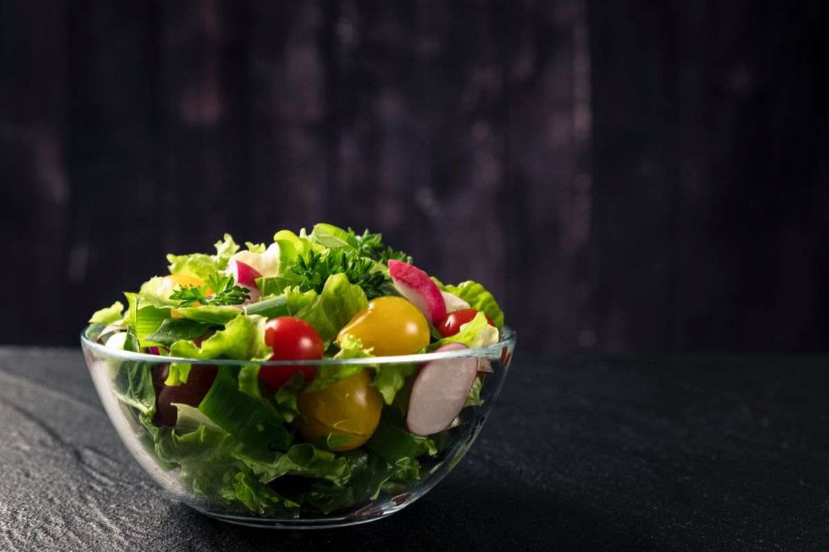 Come preparare un’insalata perfetta, ingredienti e proporzioni: le regole che nessuno rispetta