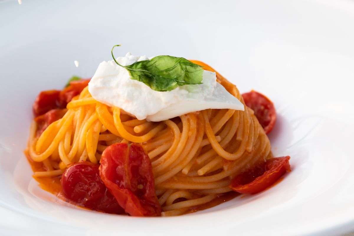spaghetti al pomodorino fresco con burrata