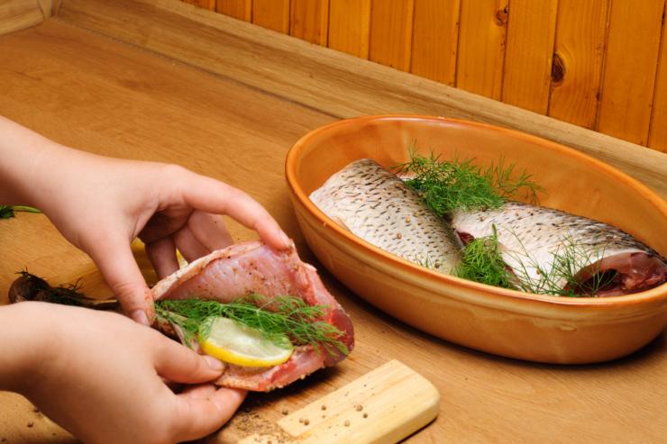 eliminare l'odore del pesce dalle mani