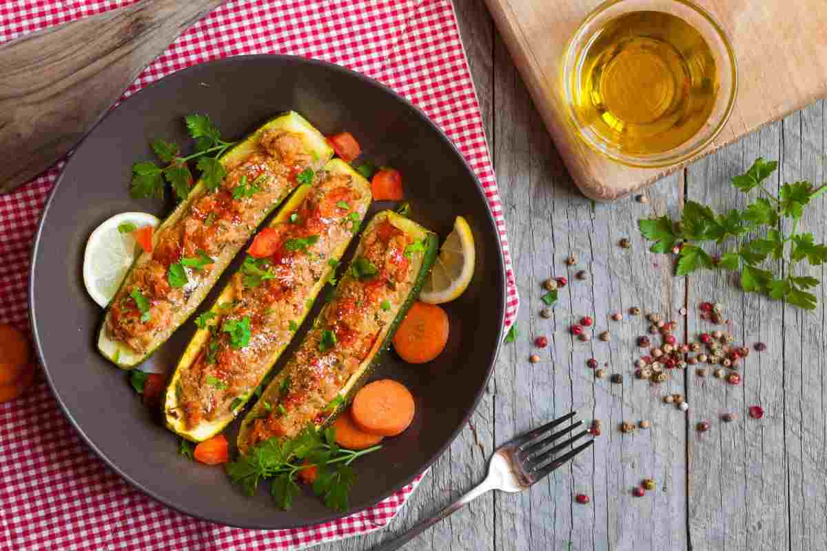 Le zucchine ripiene in estate si fanno così: gustose ed invitanti, farai il pieno di complimenti