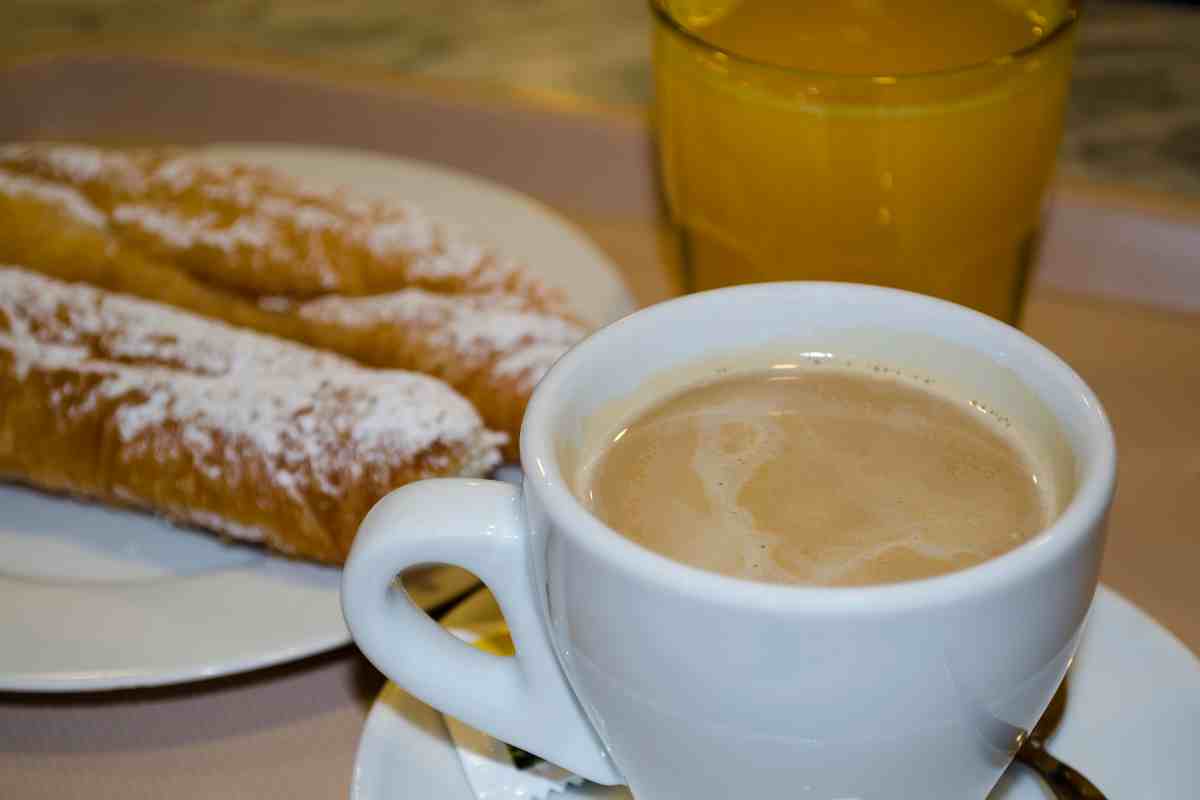 Caffè e latte al mattino, i rischi a cui fare attenzione