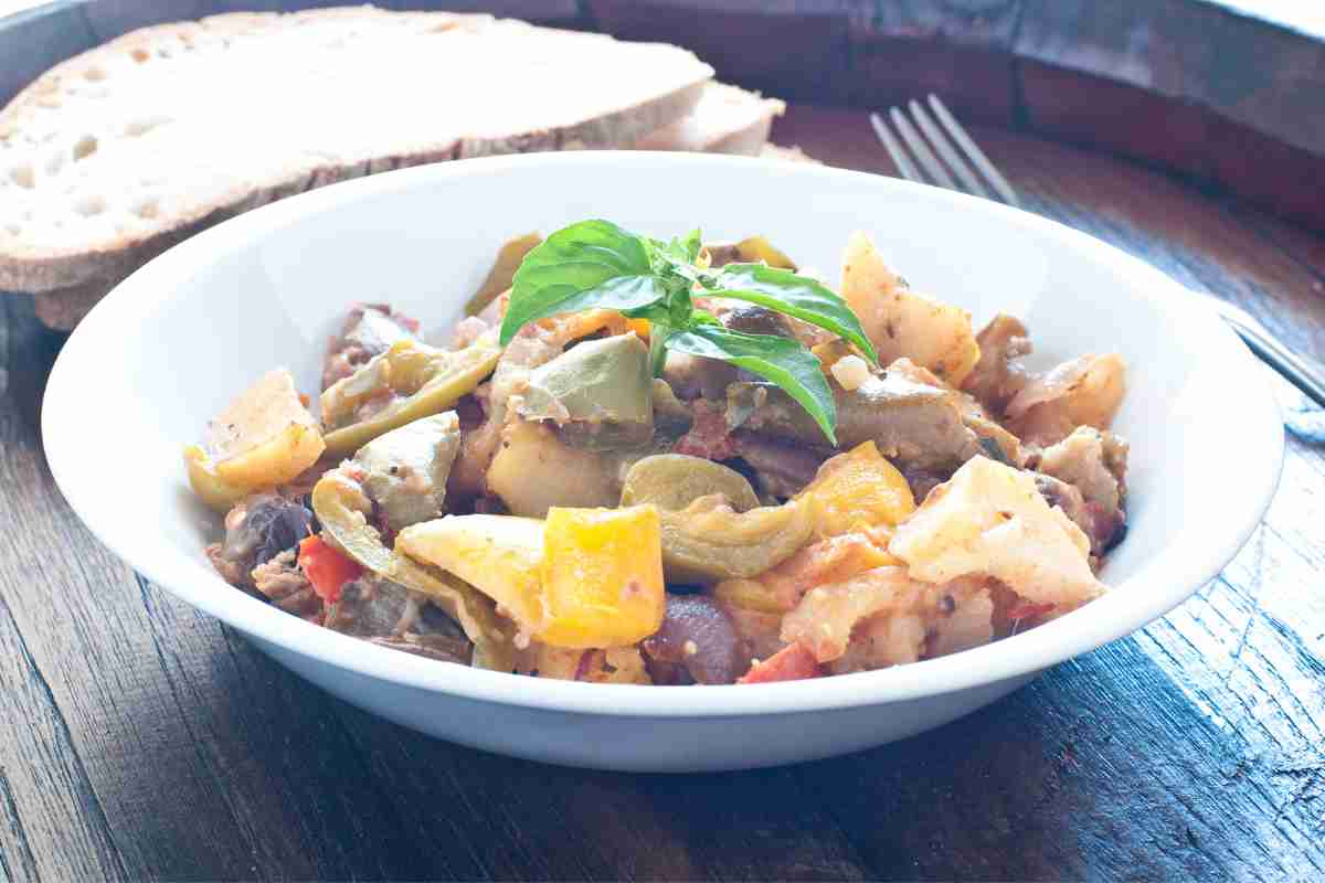 Caponata di pesce spada alla siciliana, ricetta del secondo ricco e profumato facilissimo da fare