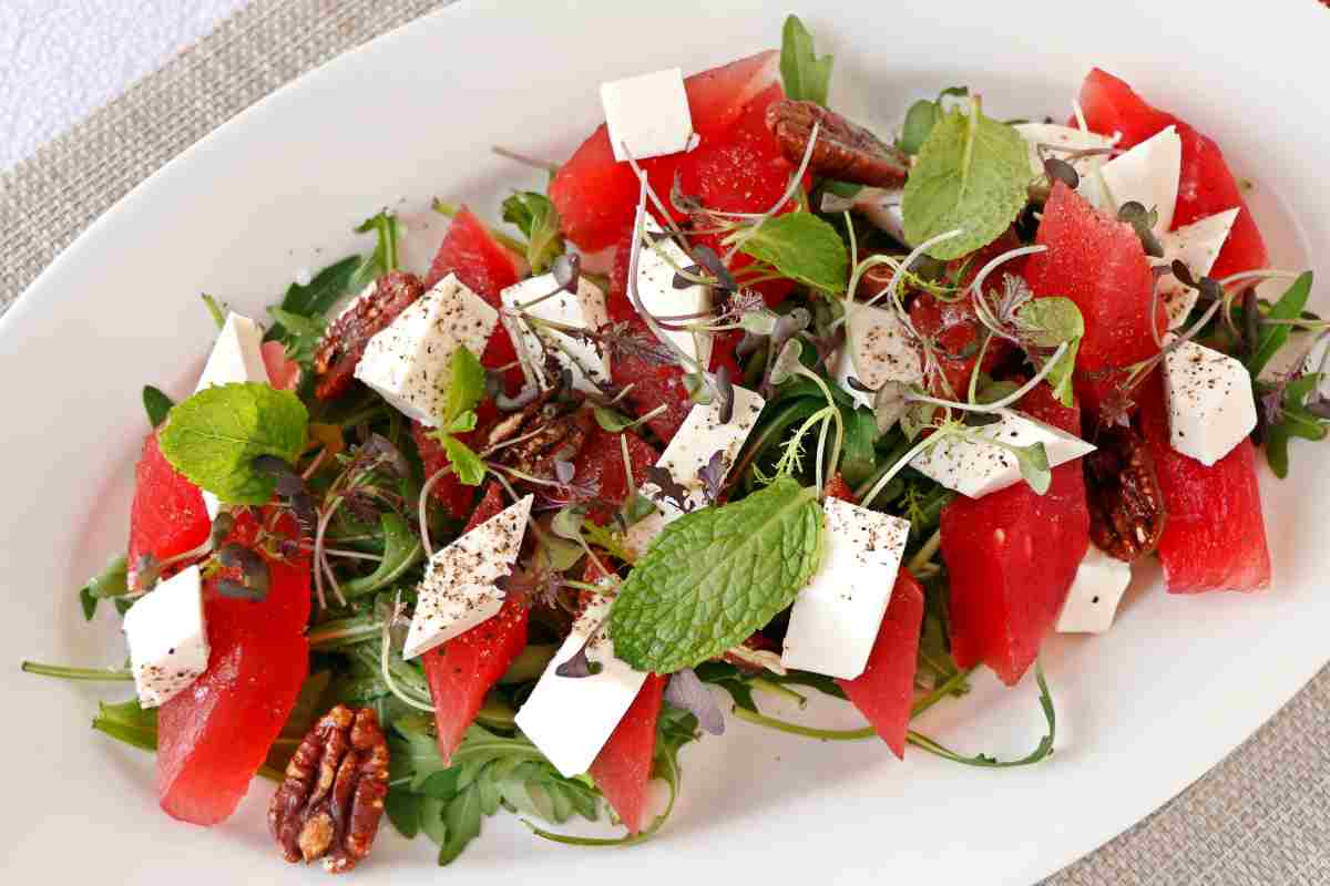 Carpaccio di anguria: la ricettina facile facile che ti svolta il pranzo quando fuori fa caldissimo