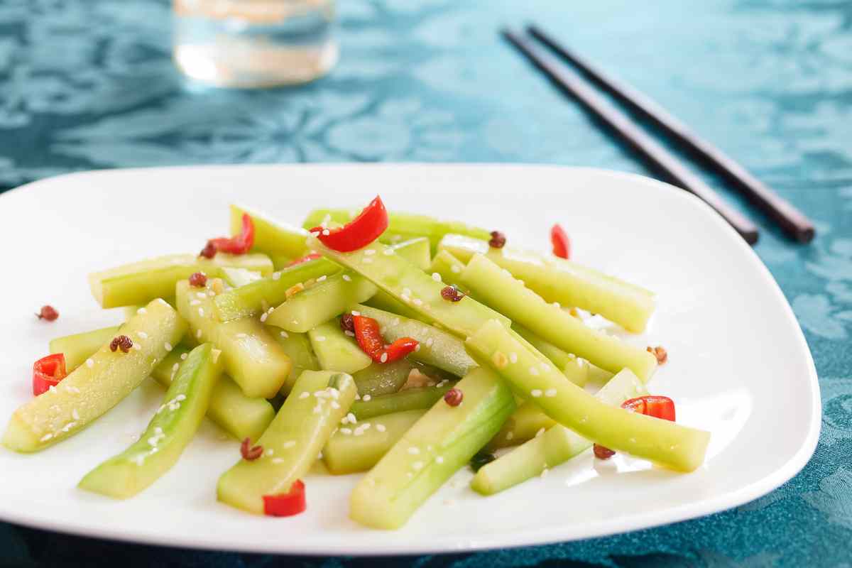 Cetrioli in padella, la ricetta insolita di un contorno light saporito e sfizioso da spadellare in pochi minuti