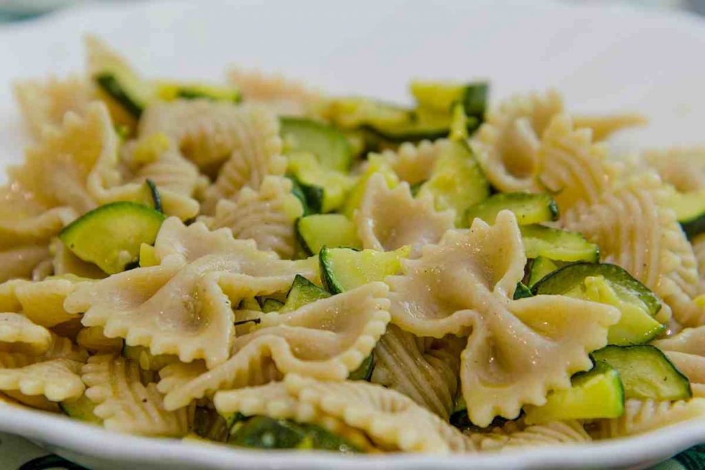 Farfalle integrali con zucchine ricetta