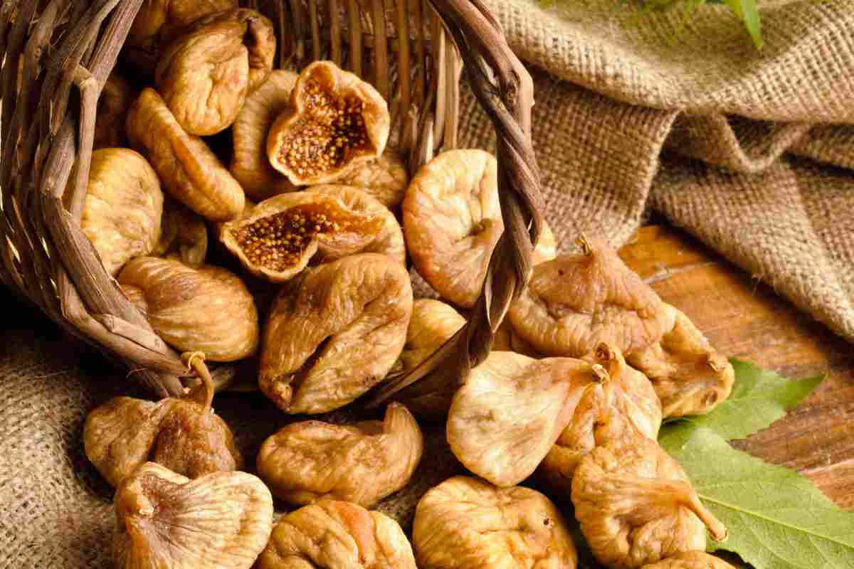 Fichi secchi fatti in casa, con questa ricetta della nonna riscopri la vera tradizione