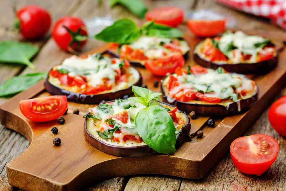 Due melanzane e qualche cucchiaio di pesto: la cena è servita, ti sazia ed è perfetta per tutti