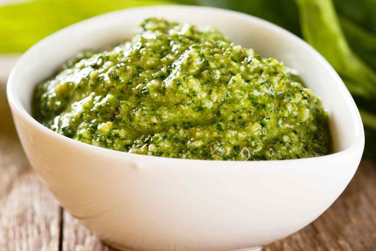 Il pesto non è solo al basilico, questa versione deliziosa estiva ti verrà in aiuto all’ultimo minuto