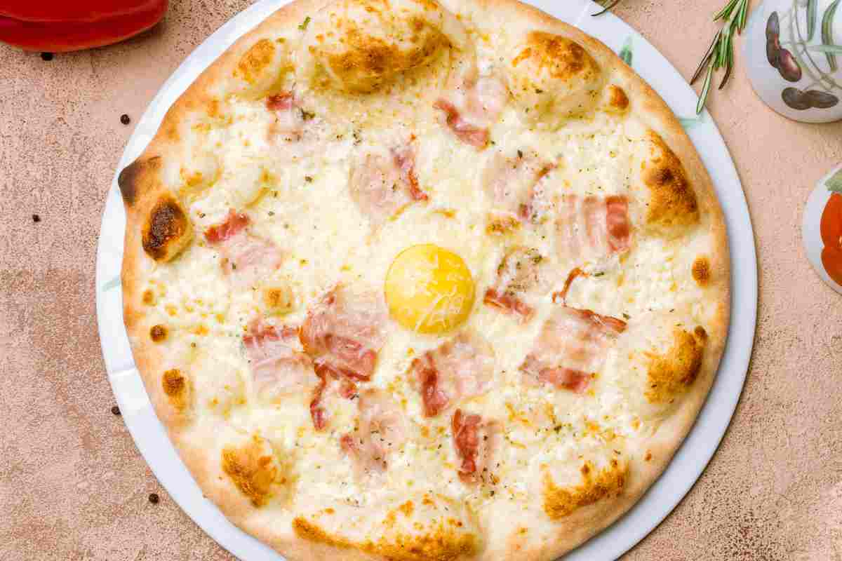 Pizza alla Carbonara, non l’hai assaggiata? Ecco la ricetta che devi provare subito perché è squisita e facilissima