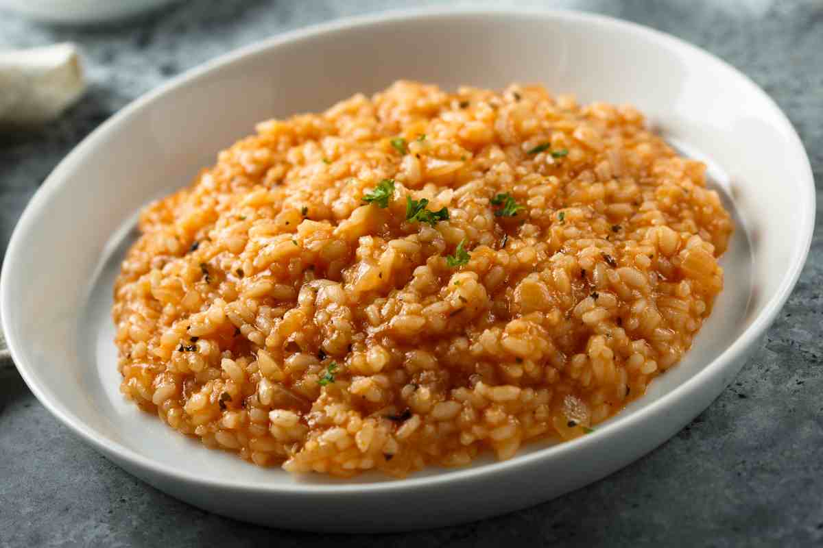 Risotto al pomodoro, ricetta facile per un primo piatto economico a base di riso che piace a tutta la famiglia