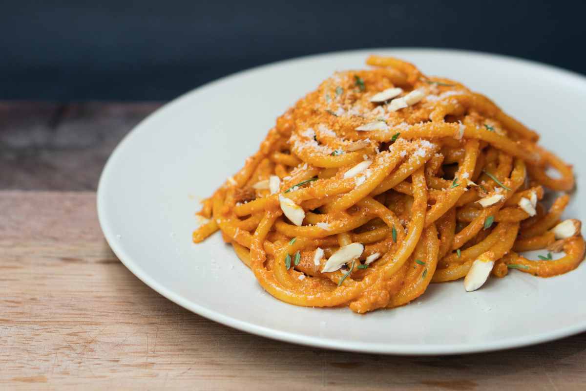 Ti assicuro che gli spaghetti al pomodoro così non li hai mai visti: un ingrediente che cambia tutto