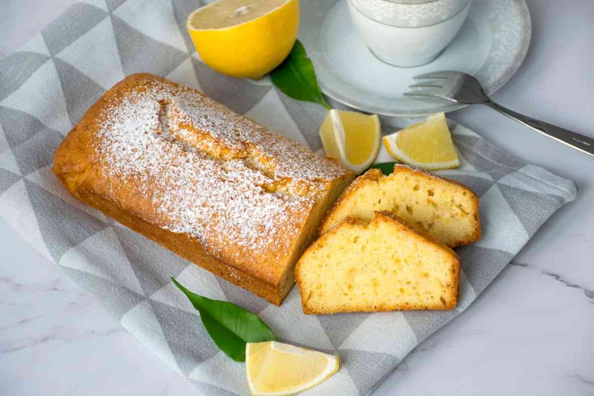 Autunno is coming? Diamo il bentornato ai plum-cake! Questo che ti propongo è freschissimo e al limone: una vera goduria