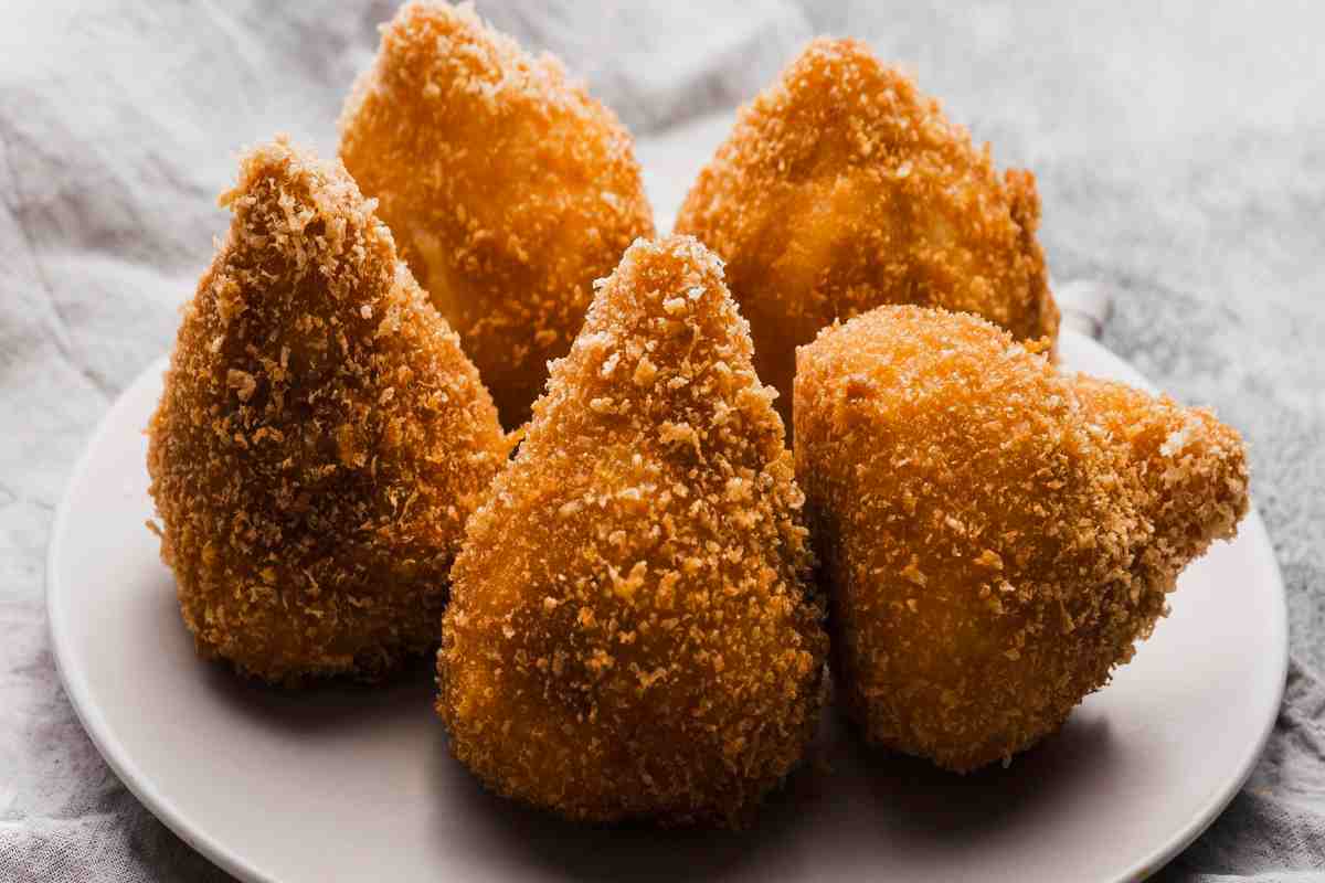 Le arancine siciliane non le hai mai provate così: un sugo alla norma delizioso da leccarsi i baffi