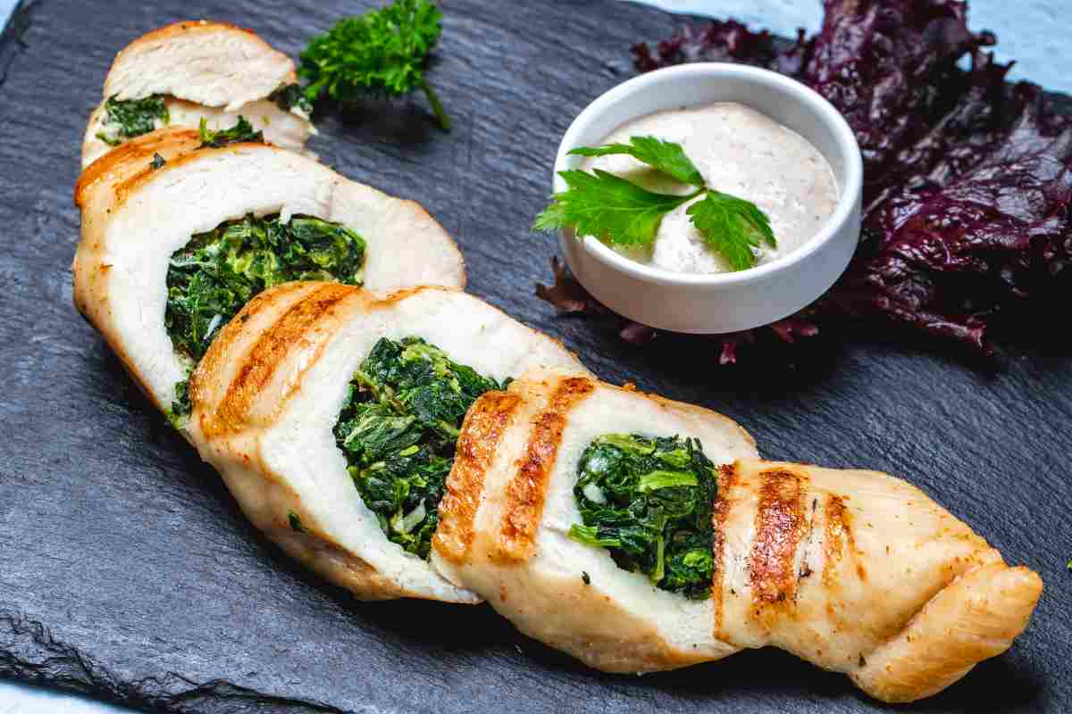 Rotolo di pollo con ripieno di spinaci, il pollo cotto in questo modo sarà ancora più buono