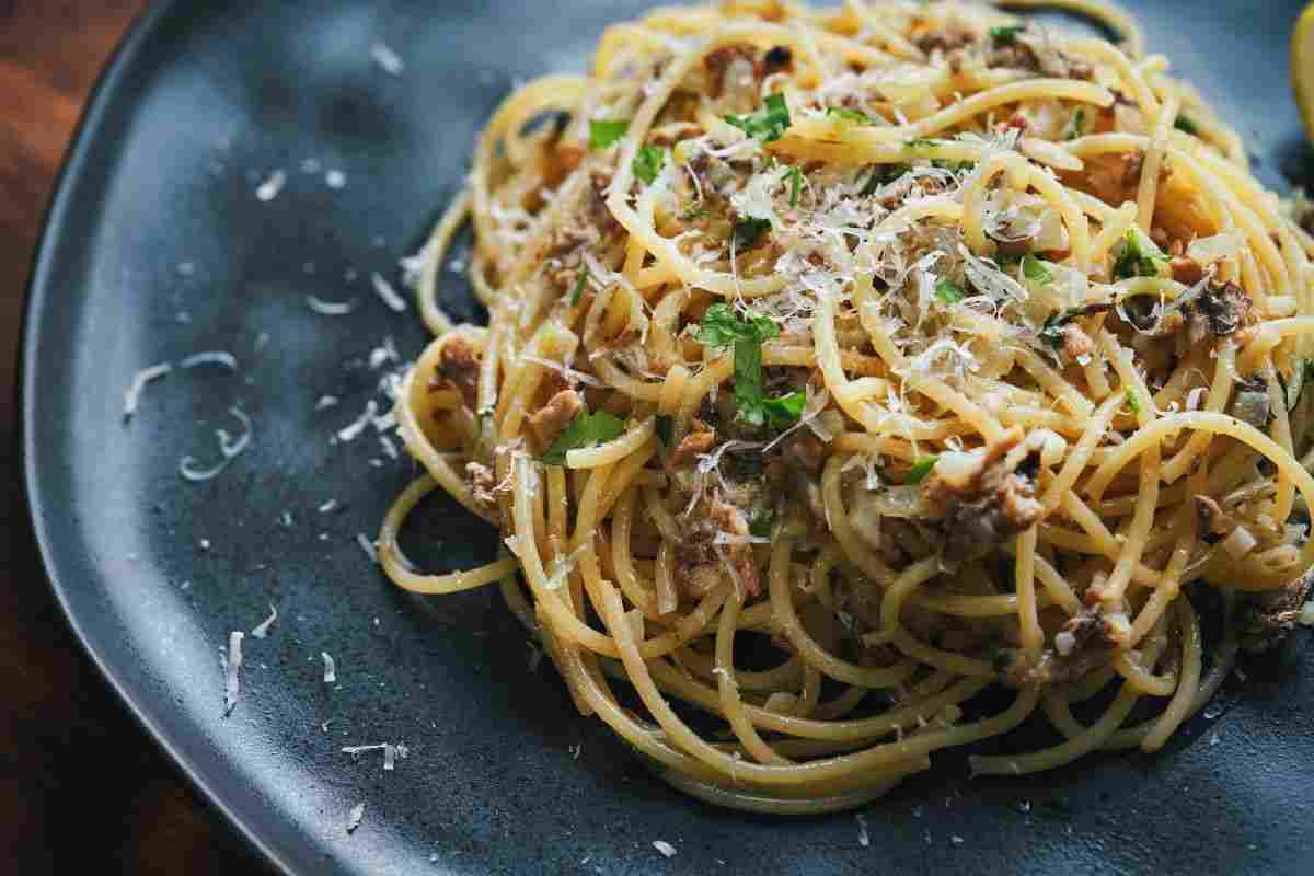 La mia nonnina siciliana mi ha insegnato ‘a pasta c’anciova’: pronta in 5 minuti e salva-cena delizioso!