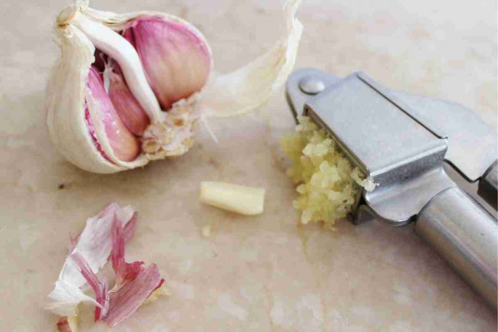 Come combattere l'alito da aglio 