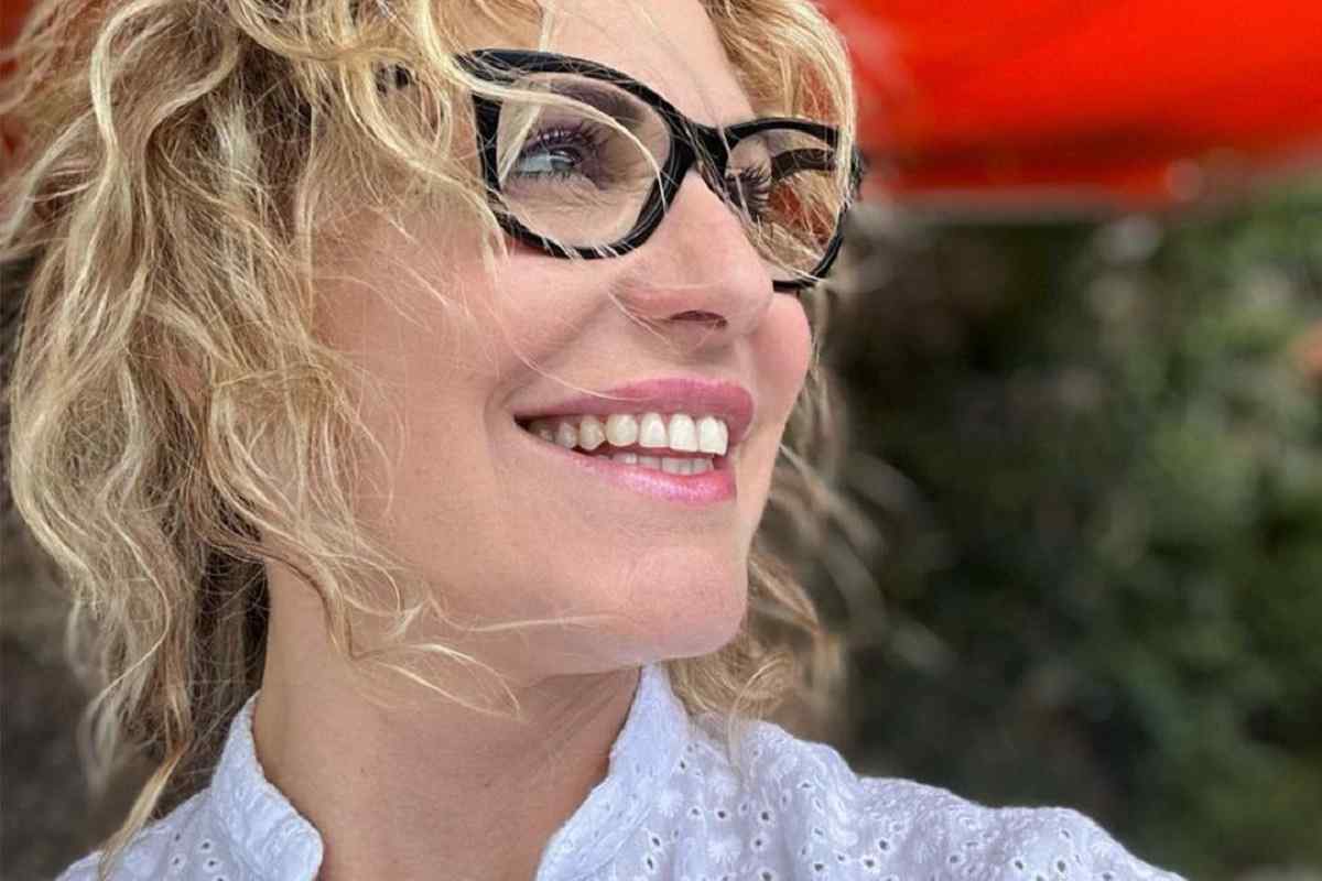 Antonella Clerici e il cambio look drastico: da ricci e biondi, i capelli diventano neri e lisci