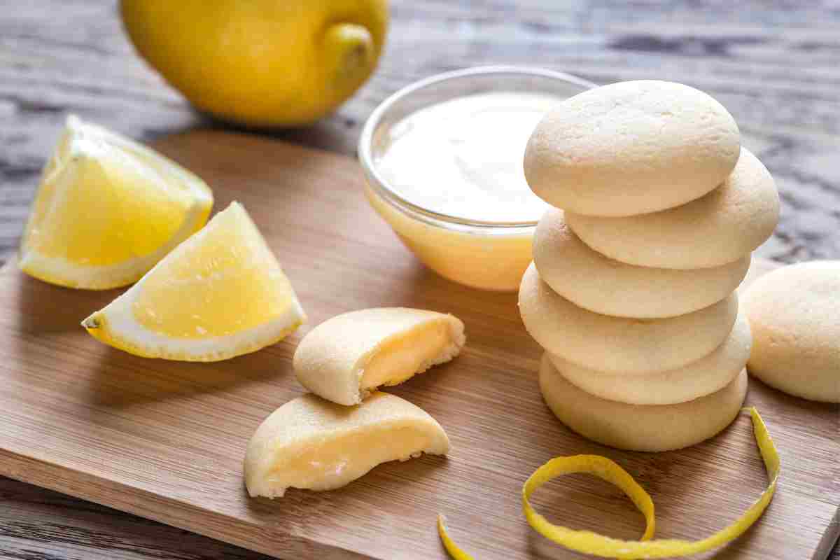 Biscotti ripieni di crema al limone ricetta