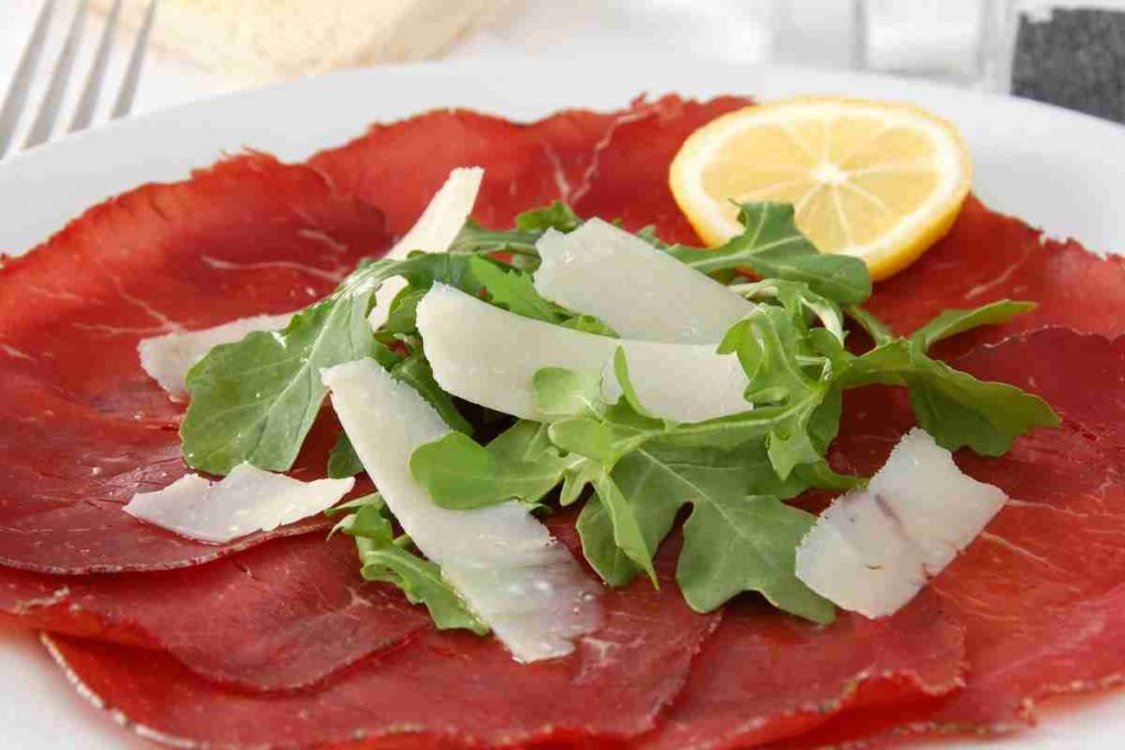 Bresaola con rucola e grana ricetta