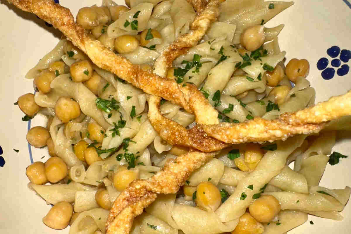 Ciceri e tria, la ricetta del piatto tipico salentino con la pasta fritta che dovete assaggiare almeno una volta nella vita