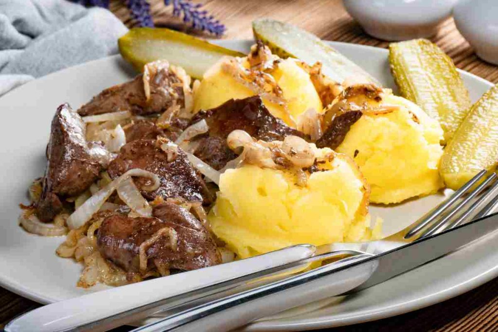 Fegato alla veneziana con polenta ricetta tradizionale