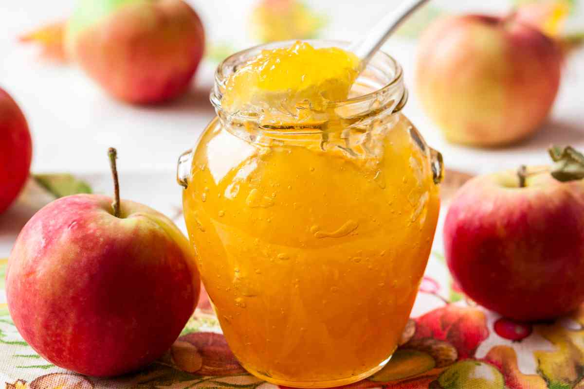 Marmellata di mele, la vera ricetta della confettura della nonna più buona e facile da fare