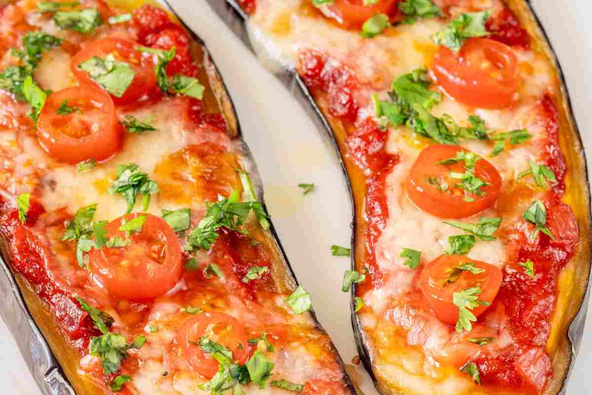 Adori la pizza ma temi i carboidrati? Fai questa ricetta vegetariana e leccati i baffi  --- (Fonte immagine: https://www.buttalapasta.it/wp-content/uploads/2023/09/Melanzane-alla-pizzaiola-18092023-buttalapasta.it_.jpg)