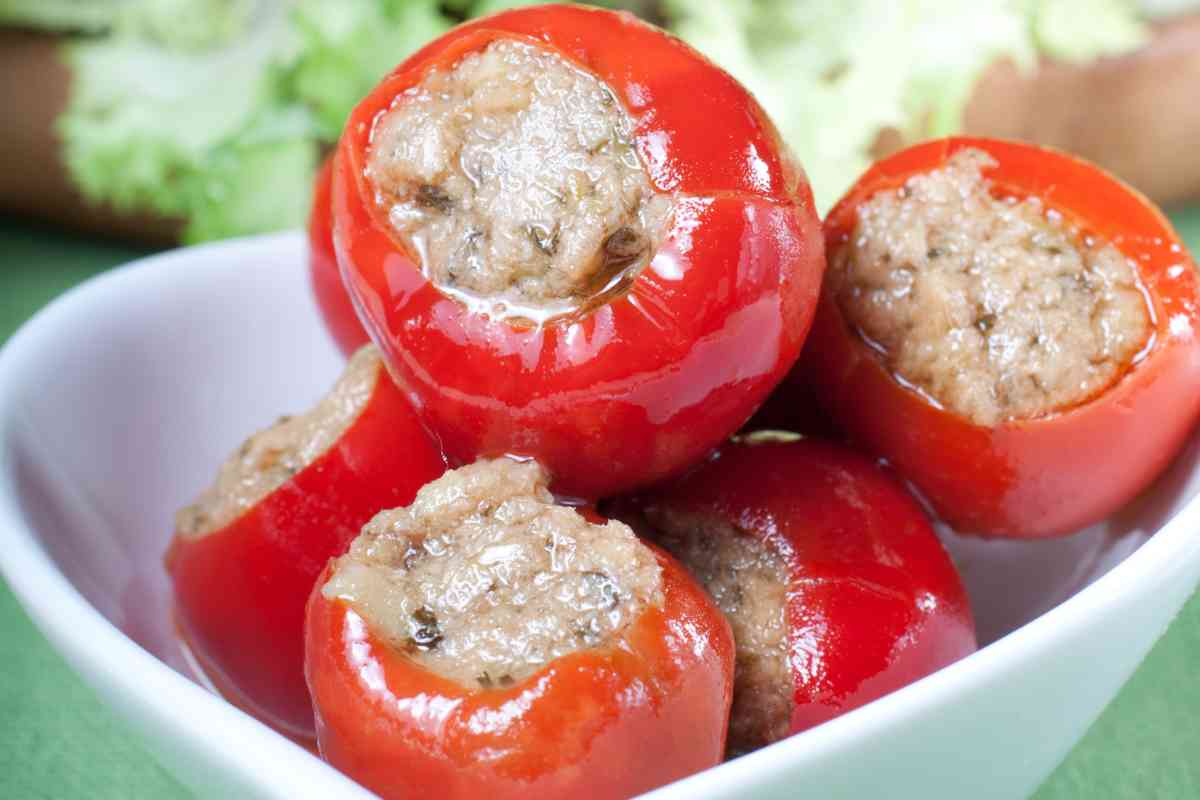 Peperoncini ripieni di tonno, ricetta facile della conserva fatta in casa per un antipasto delizioso  --- (Fonte immagine: https://www.buttalapasta.it/wp-content/uploads/2023/09/Peperoncini-ripieni-di-tonno-ricetta-17092023-buttalapasta.it_.jpg)