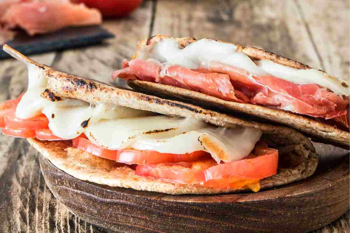 Piadina integrale, la ricetta facile per farle in casa senza strutto. Sono più buone delle classiche