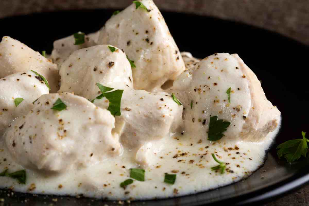 Pollo alle noci cremoso e sfizioso, la ricetta per una cenetta semplice e chic