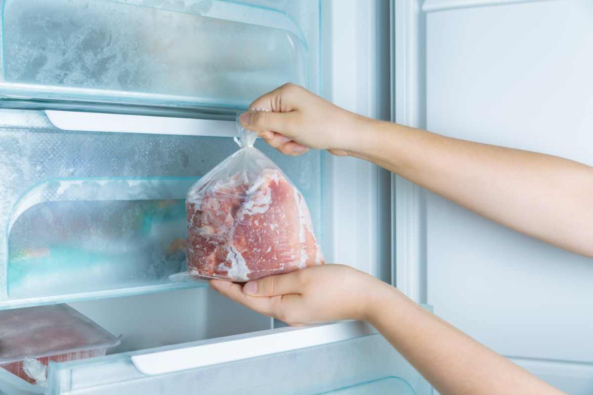 Se hai del pollo in freezer, tiralo fuori: secondo e contorno insieme e fai contenti tutti