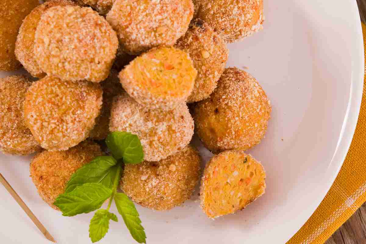 Polpette di zucca e patate, ricetta facile per un secondo filante sfizioso e saporito