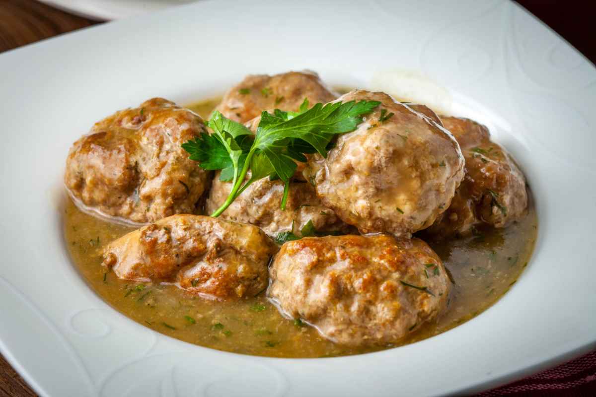 Basta col sugo, prepara subito le antiche polpette romane che mangiava Giulio Cesare