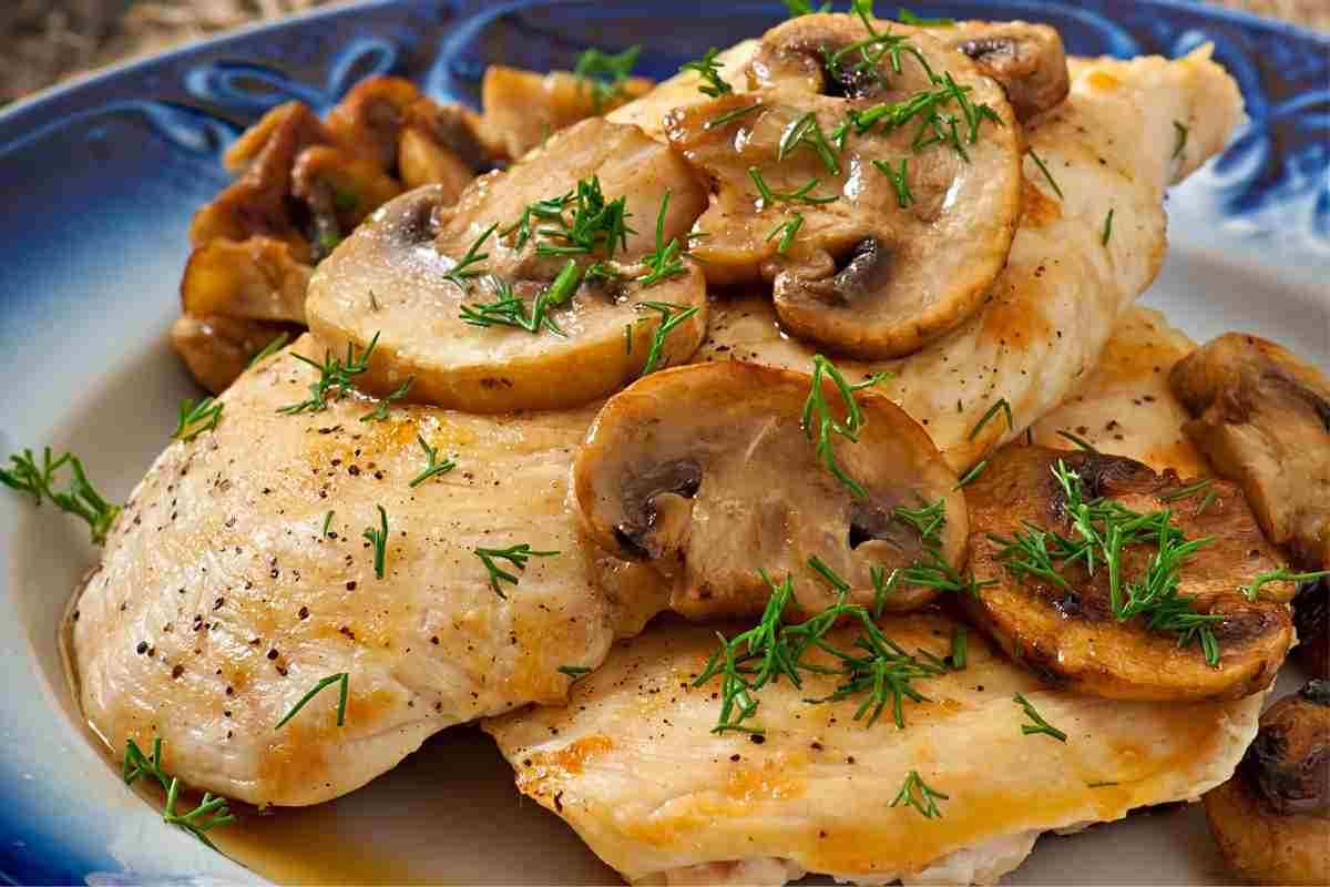 Scaloppine di pollo ai funghi, ricetta semplice per un secondo sfizioso e leggero pronto in pochi minuti