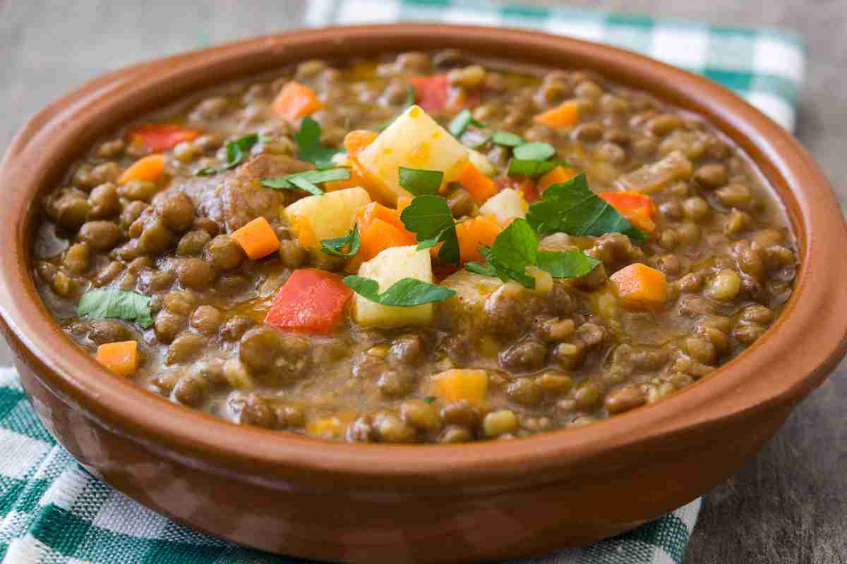 Primi freddi in arrivo? Gusta una zuppa deliziosa come questa con le lenticchie, è velocissima